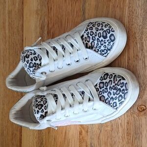 Very G Pink and White Sneakers with Trendy Design